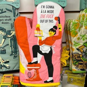 NWT BLUE Q OVEN MITT